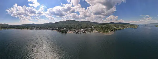 Ein Panoramabild Eines Großen Sees Umgeben Von Großen Grünen Hügeln — Stockfoto
