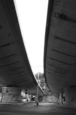 Çek Cumhuriyeti Prag 'daki modern bir binanın düşük açılı görüntüsü gri tonda çekilmiştir.