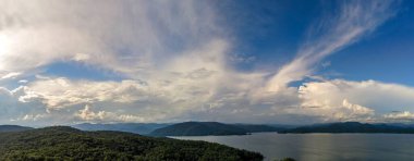 Jocassee Gölü 'nün panoramik bir görüntüsü Güney Carolina, ABD' de tepeler ve ormanlarla çevrili.