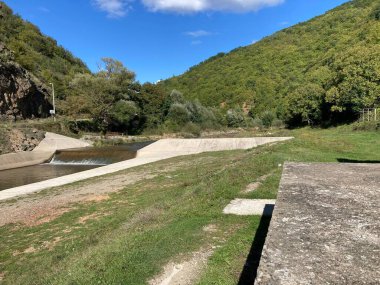 Yeşil doğal manzaralı bir baraj, güzel bir manzara.