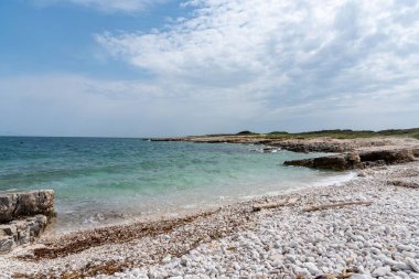 Güneşli bir günde Kamenjak 'taki güzel kayalık sahil.