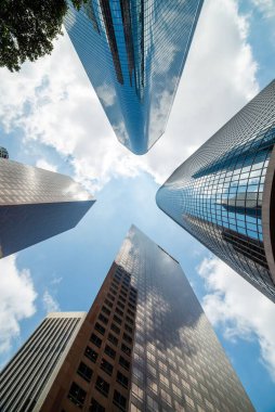 Los Angeles şehir merkezindeki gökdelenlerin dikey alçak açılı görüntüsü.