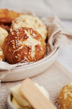 Beyaz bir masada tuzlu ve tereyağlı lezzetli Laugen çörekleri.