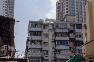 Şehrin eski ve modern binasının yakın planında bulutlu mavi bir gökyüzü var.