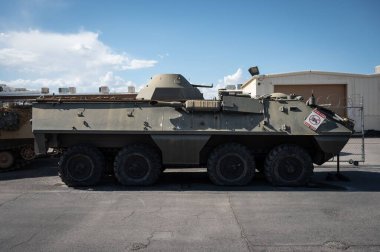 Büyük bir 8x8 amfibik askeri tankın detayları.