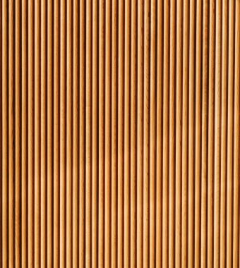 Çubuk şeklinde ahşap bir maddenin dikey yakın çekimi.