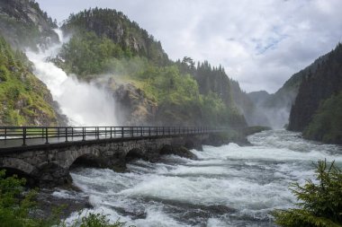 Norveç, Hardangerous manzaralı güzergahındaki Lotevatnet gölünün altında Latefossen şelalesinin manzaralı bir manzarası.