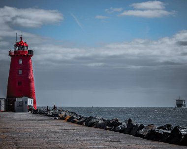Denizdeki bir iskelede deniz feneri