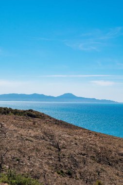 Mavi gökyüzünün altında güzel bir deniz manzarası Korbous, Tunus kıyısındaki kayalık bir uçurumdan yakalandı.