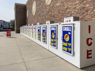 Texas City, TX, ABD - 18 Aralık 2022 - Texas City 'deki Buc-ee' nin dışındaki buz makineleri. Buc-ee 's kurutulmuş et ve temiz tuvaletleriyle ünlüdür..