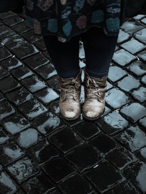 Roma 'da ıslak kaldırım taşının üzerinde güzel bir çift ayakkabı.