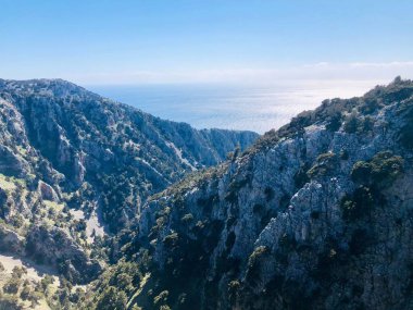 Yunanistan 'ın Girit adasında Akdeniz' e karşı bir vadi