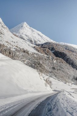 Karla kaplı dağ manzarası