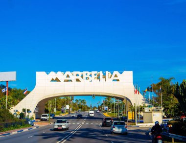 Yoldan geçen arabalarla Arco bienvenida Marbella 'nın manzarası. İspanya.