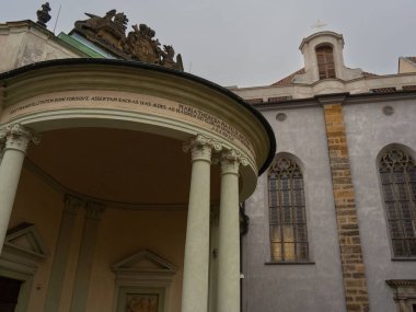 Prag Kalesi 'ndeki bir binanın fotoğrafı.