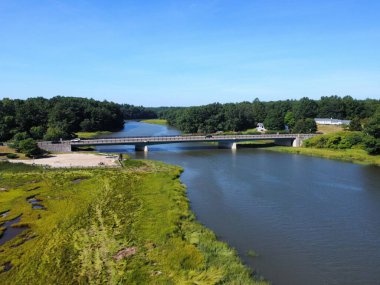 Köprüsü olan bir nehrin havadan görünüşü.