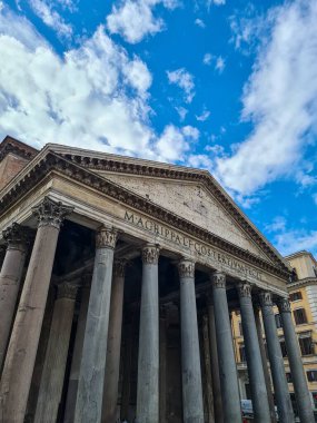 Pantheon, Roma cephesinin dikey çekimi.