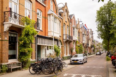 Amsterdam 'ın başkentinde dış görünüşü ve tipik Hollanda tarzıyla konutlar