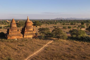 Popüler bir turizm merkezi olan Myanmar 'ın Bagan Ovası' nda iki küçük tapınak daha bulunuyor..