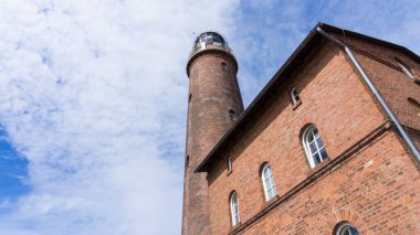 Deniz feneri Darsser 'ın evinin alçak açılı görünümü bulutlu gökyüzü arkaplanına karşı