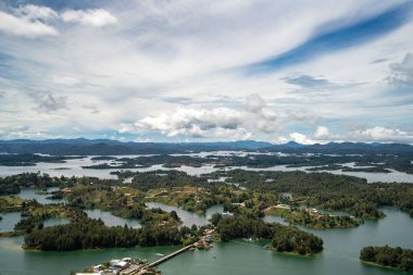 Piedra de Guatape uçurumundan Kolombiya 'nın yeşil adalarının kuş bakışı görüntüsü