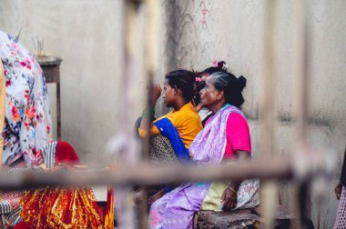 Hindistan Kolkata 'daki Hindu Kalighat Tapınağı' nda ibadet eden insanlar.