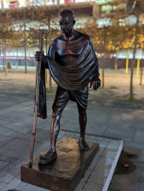 Helsinki 'deki Mahatma Gandhi heykelinin dikey çekimi.