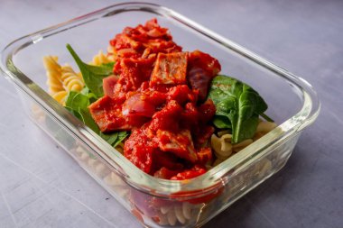 Cam tabakta soslu ve sebzeli fusilli makarna.