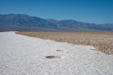 Badwater Havzası doğal manzara ayrıntı ufku