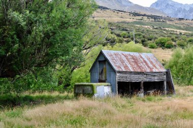 Eski bir barakanın manzaralı bir görüntüsü.