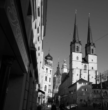 Halle, Saksonya-Anhalt, Almanya 'daki Marktkirche Unser Lieben Frauen kilisesinin dikey çekimi