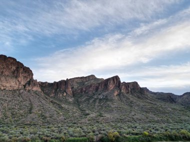 Kayalıkları ve arka planda bulutlu bir manzara