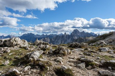 Güney Tyrol, İtalya 'da mavi gökyüzü ve güzel bulutlarla Tre Cime de Lavaredo dağlarının fantastik panoramik manzarası