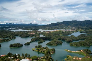 Guatape 'de gölleri ve yemyeşil bitkileri olan bir manzara.