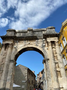 Güneşli bir günde Sergii Kemeri 'nin dikey alçak açılı görüntüsü
