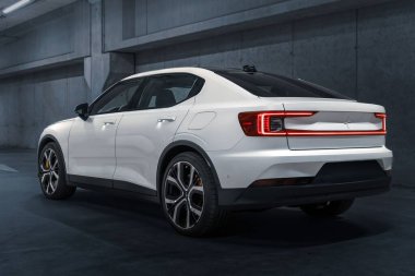 Belçika, Antwerpen 'de bir yeraltı otoparkında beyaz bir Polestar 2.