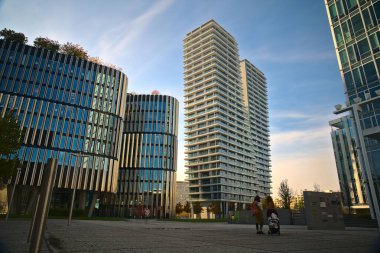 Prag 'daki yüksek binalar güneşli bir günde, Çek Cumhuriyeti