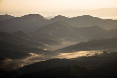 Mantiqueira Dağları 'nın Itaguare Tepesi' nden Brezilya 'da gün doğumu boyunca uzanan manzarası