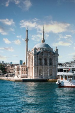 Sultan Abdülmejid 'in Büyük Camii' nin dikey çekimi. İstanbul Boğazı, İstanbul.