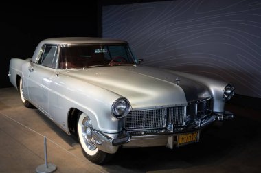 Klasik gümüş renkli Lincoln Continental Mark II