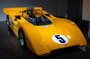 Klasik sarı Can-AM 1968 McLaren M8A yarış arabasının ayrıntıları