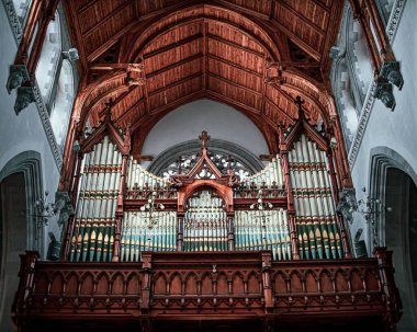 Katedralin içinde bir boru orgu.