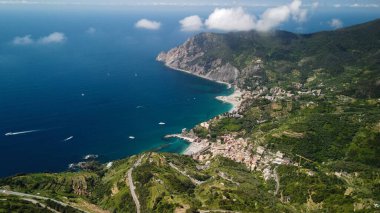 Monterosso al Mare, La Spezia, İtalya 'da mavi bir denizin insansız hava aracı görüntüsü.