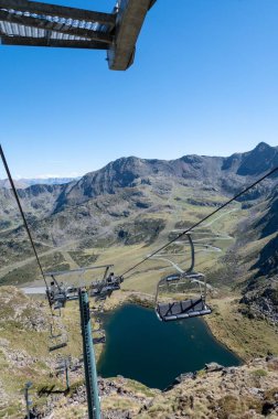 Ordino Arcalis 'teki Mirador Solar de Tristaina Güneş Saati Balkonundaki kablo yolu.
