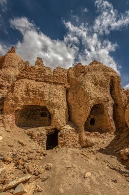 Garuda Vadisi, Tibet, Çin 'deki Gümüş Saray harabelerinin dikey görüntüsü..