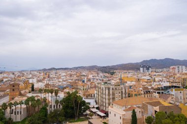 Bulutlu bir gökyüzüne karşı Malaga şehrinin güzel bir manzarası