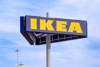 Norfolk, ABD 'de mavi gökyüzü olan IKEA Tabelasına yakın çekim