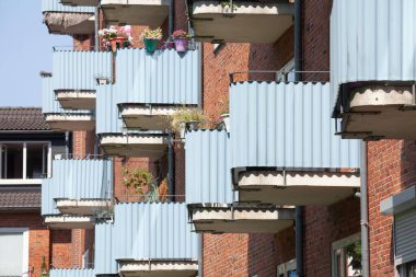 Almanya 'nın kuzeyinde Schleswig-Holstein eyâletinde, Kiel' deki tuğladan bir binanın balkon görüntüsü.