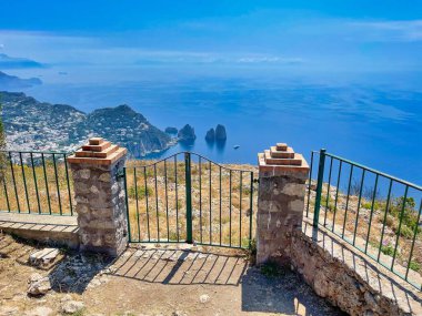 Faraglioni 'nin yüksek açılı görüntüsü Capri, İtalya' da büyüleyici mavi denizde kayalar oluşturuyor.