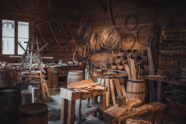 BC, Kanada 'daki Fort Langley' de bulunan eski bir köy ahşabı atölyesi.